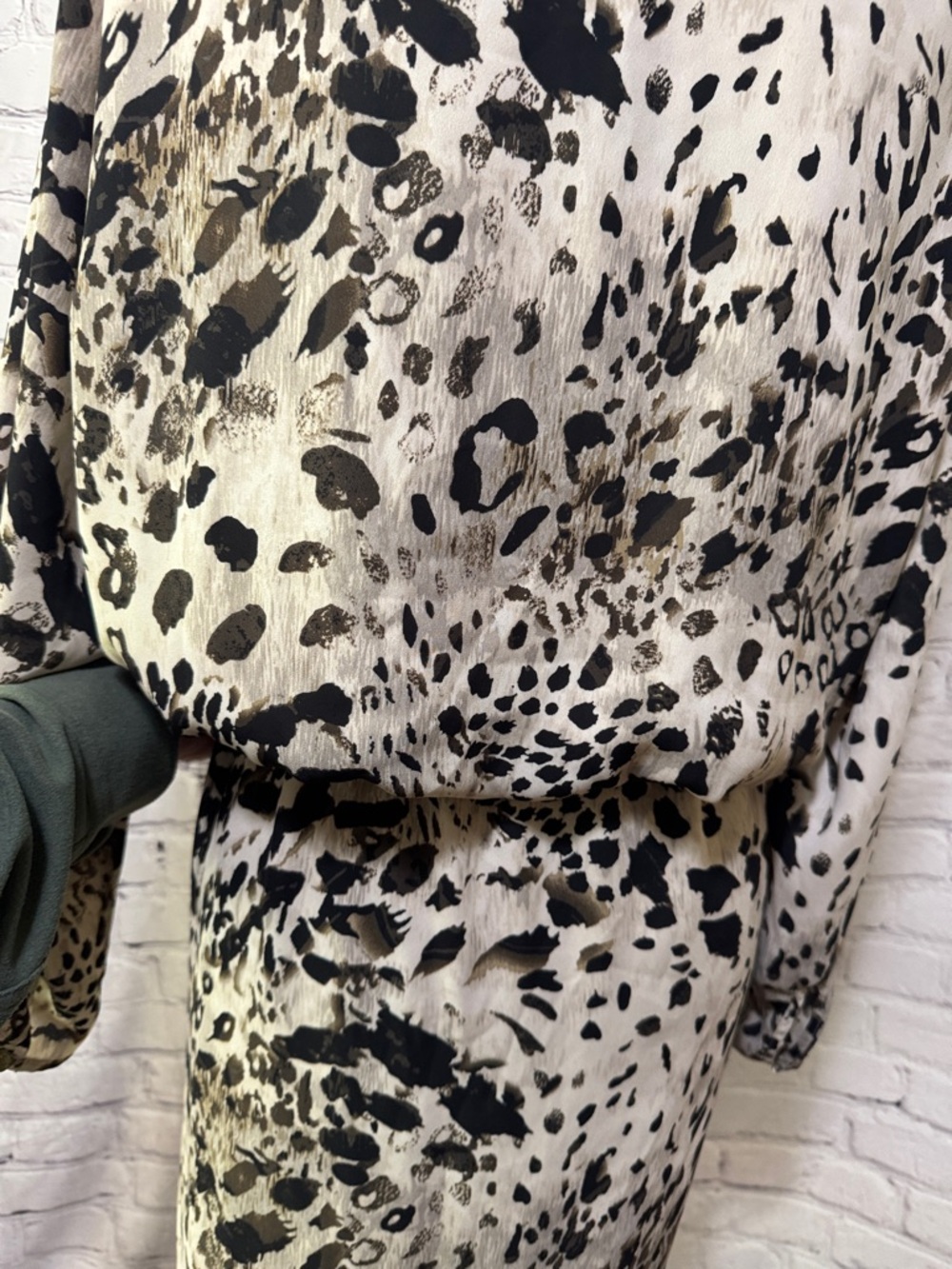 Like new Vince Camuto Animal Print Long Sleeve Blouson Dress - Black & Cream - Picture 7 of 10